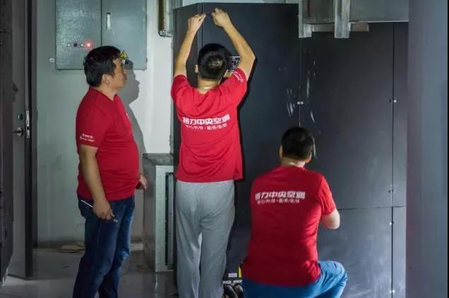 地鐵里為什么這么涼快？為維持25°C，有群空調(diào)工程師在高溫下忙碌