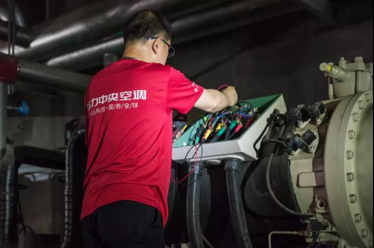 地鐵里為什么這么涼快？為維持25°C，有群空調(diào)工程師在高溫下忙碌